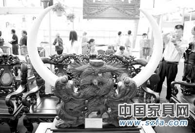 　　曾經(jīng)高達(dá)8000萬元一套的紅木家具如今不到60萬元。“不僅原料價格超跌，家具市場也有價無市”，業(yè)內(nèi)稱“令人心痛”記者周華攝