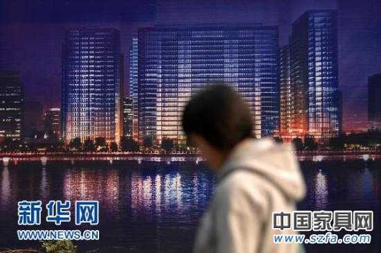 一位市民從杭州市區(qū)的一處商業(yè)樓盤廣告牌前走過（2010年11月4日攝）。新華社記者 黃宗治 攝 