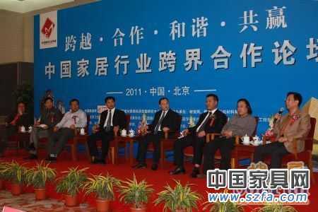 “中國(guó)家居行業(yè)跨界合作論壇”：資深房地產(chǎn)專家張有卓；中國(guó)建筑裝飾集團(tuán)設(shè)計(jì)研究院總設(shè)計(jì)師張靜；清尚博尼工程設(shè)計(jì)（北京）有限公司總經(jīng)理陳現(xiàn)培；北京何鎮(zhèn)強(qiáng)裝飾有限公司設(shè)計(jì)總監(jiān)何山；廣東鷹牌陶瓷集團(tuán)公司總裁林偉；廣東金意陶陶瓷有限公司董事長(zhǎng)何乾；唐山惠達(dá)陶瓷集團(tuán)總裁助理藺志杰；北京集美家居建材有限公司總裁趙建國(guó)。
