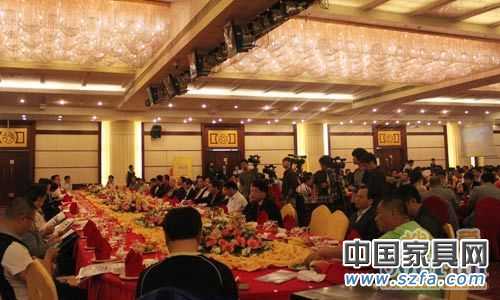 家居、建材行業(yè)的500余位廠家、經(jīng)銷商代表現(xiàn)場參加招商推介會