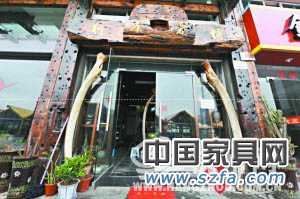 舟山一家門面及家具都以老船木為原料的茶行。