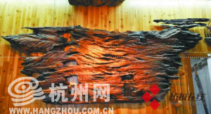 老船木制作的裝飾品。