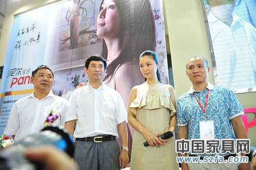 派尼爾家居代言人林心如與中國家協(xié)理事長朱長嶺、派尼爾家居總經(jīng)理鄧啟平合影