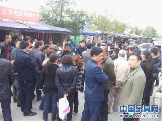 現(xiàn)場消費者接受記者采訪 現(xiàn)場消費者接受記者采訪