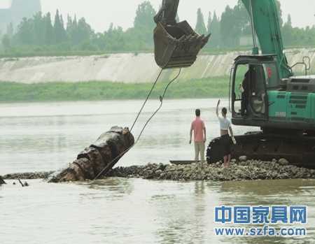 　6月22日，烏木被挖掘機(jī)從江中撈起。