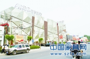 飾界風(fēng)以專業(yè)飾品賣場的形象獨立于十里河?xùn)|段，銀灰色的裝修讓其很不醒目，位置欠佳、定位失策是其敗北的重要因素。