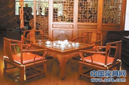屏風(fēng)、瓷器、奇石等配以紅木家具更顯濃郁中國風(fēng)