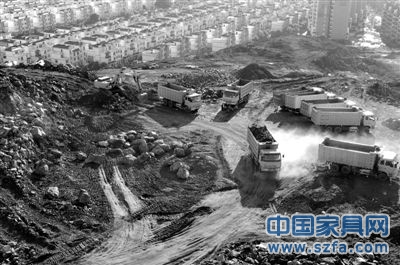 6月1日，廣西防城港市，眾多車輛在挖山造城。圖/CFP