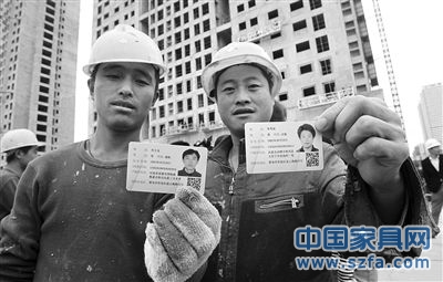 去年10月29日，山東青島市，工人們正在展示剛領(lǐng)到的居住證。圖/CFP