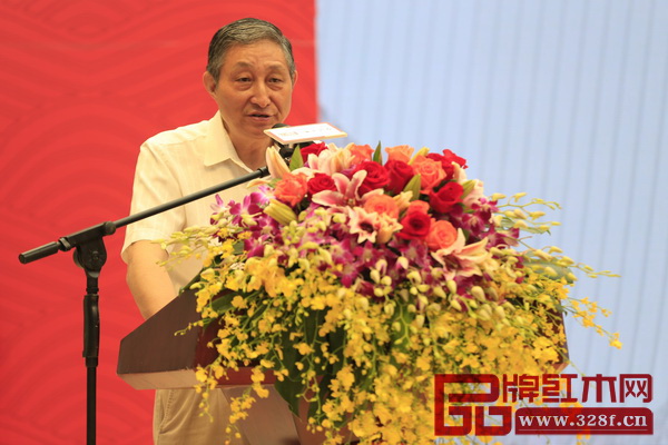 全聯(lián)藝術(shù)紅木家具專業(yè)委員會專家顧問、原故宮博物院文?？萍疾恐魅尾莒o樓在區(qū)氏臻品明清家具藝術(shù)館開業(yè)典禮上致辭