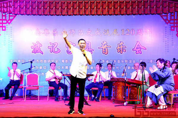 波記家具音樂(lè)會(huì)現(xiàn)場(chǎng)人聲鼎沸，熱鬧非凡