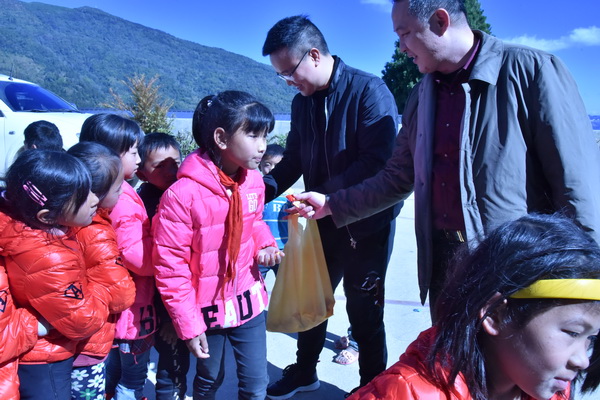  東成文宋“暖冬”愛心公益團與期垤小學(xué)師生交流互動