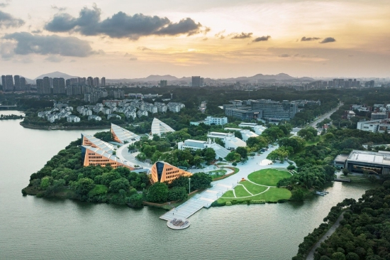 最佳都市景觀設(shè)計獎：東大（深圳）設(shè)計有限公司《松山湖中心區(qū)通湖禮廊（示范段）改造提升工程項(xiàng)目》